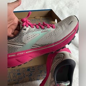 Brooks Ghost 14 Women’s Neutral Running Shoe Sz 6.5 B. In EUC.
